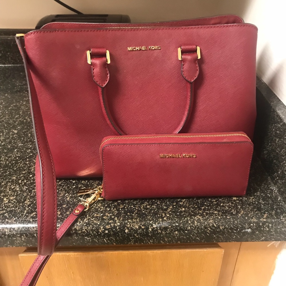 Michael kohrs purse and matching zipper wallet